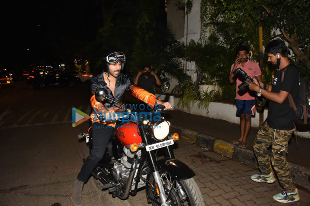 Kartik Aaryan gifts himself Royal Enfield Classic 350 worth Rs. 1.20 lakh, arrives on his bike for his birthday bash 