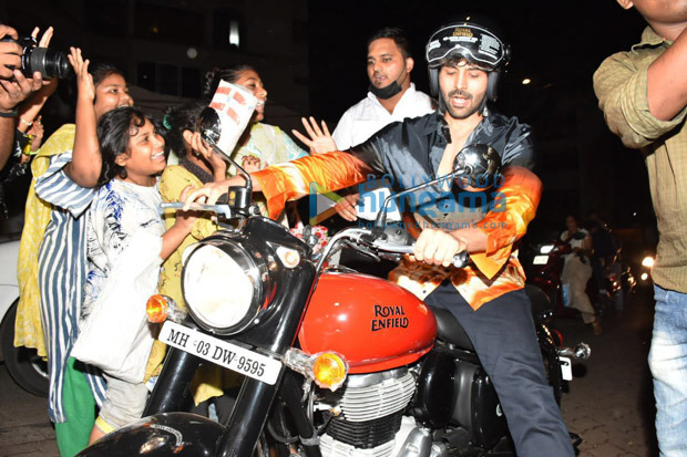 Kartik Aaryan gifts himself Royal Enfield Classic 350 worth Rs. 1.20 lakh, arrives on his bike for his birthday bash 