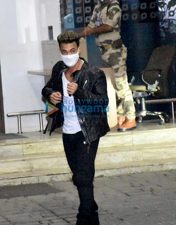 photos aayush sharma mahima makwana and bhumi pednekar spotted at kalina airport 4