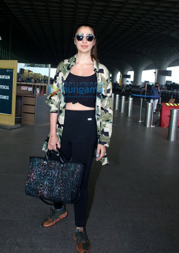 photos abhishek bachchan aishwarya rai bachchan pooja hegde and others snapped at the airport 3
