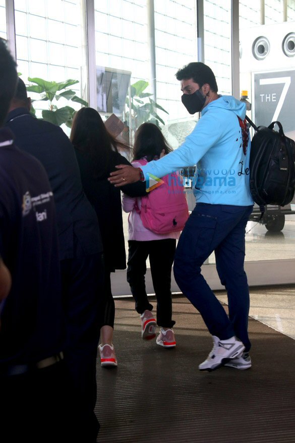 photos abhishek bachchan aishwarya rai bachchan pooja hegde and others snapped at the airport 6