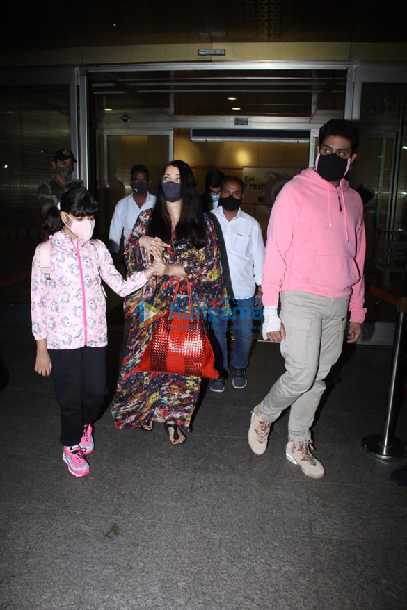 Aishwarya Rai gets snapped with Aaradhya, Abhishek Bachchan at airport,  makes a statement in Rs 2.2 lakh bag, WATCH