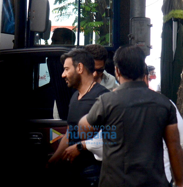 photos ajay devgn snapped on location of a shoot in south mumbai 2