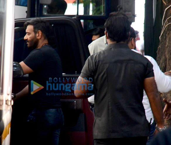 photos ajay devgn snapped on location of a shoot in south mumbai 4
