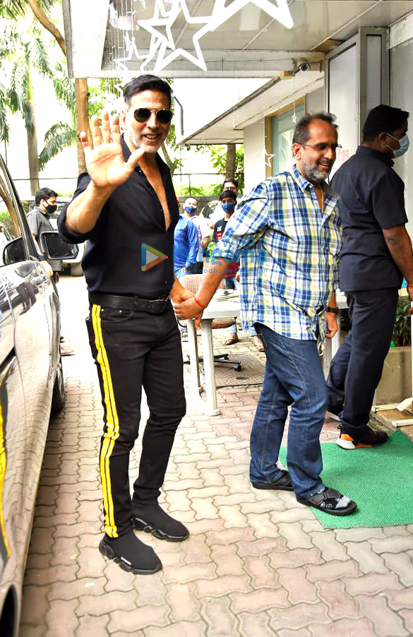 photos akshay kumar spotted with director aanand l rai 2