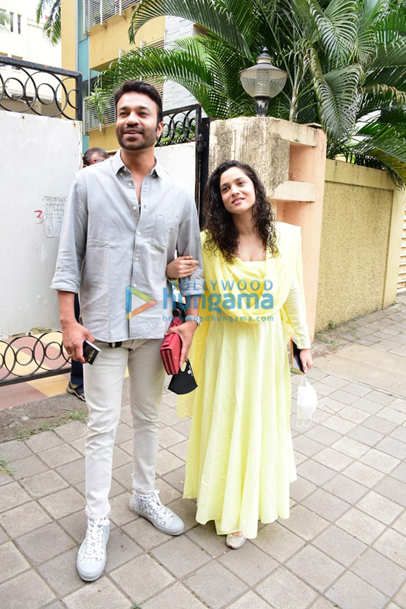 photos ankita lokhande and vicky jain snapped in juhu 3