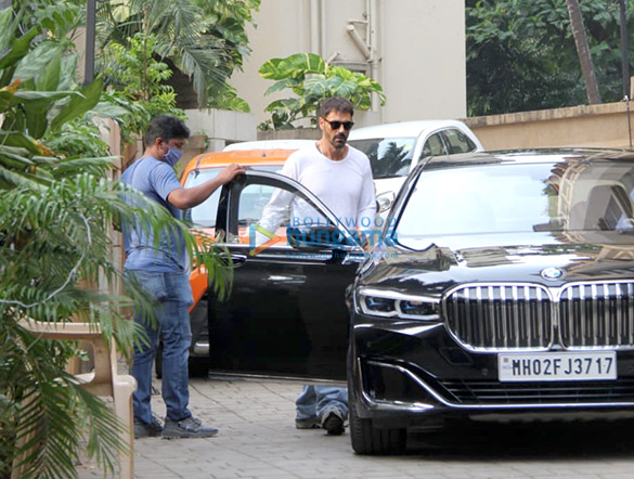 photos arjun rampal spotted in bandra 2