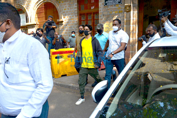 photos aryan khan and arbaaz merchant snapped at the ncb office 3