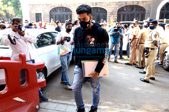 photos aryan khan and arbaaz merchant snapped at the ncb office 6