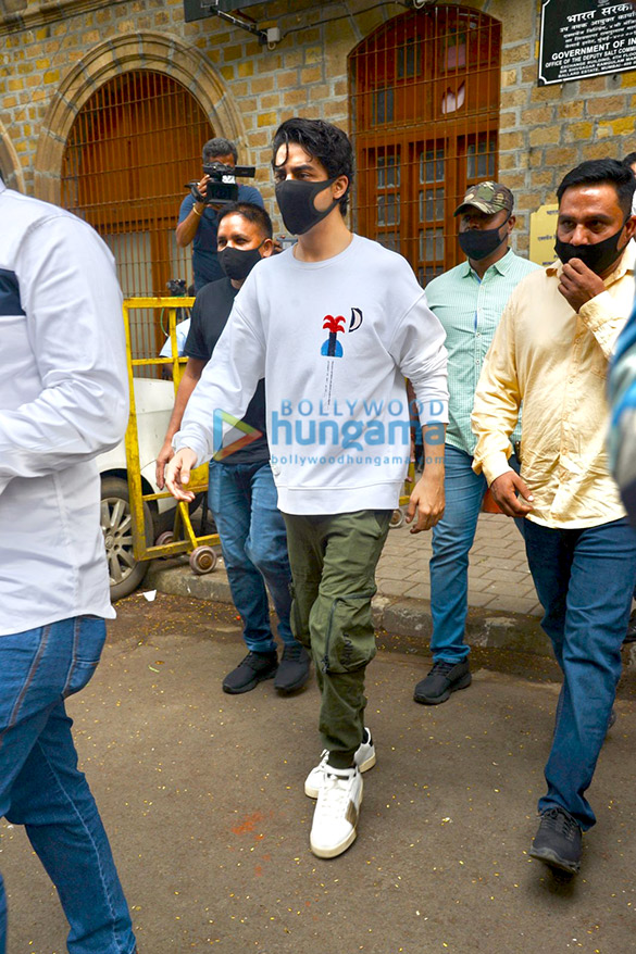 photos aryan khan snapped leaving from the ncb office 3