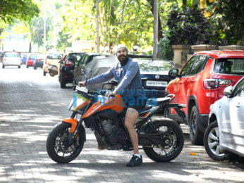 Photos: Dino Morea spotted in Bandra