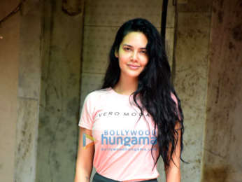 Photos: Esha Gupta spotted in Bandra