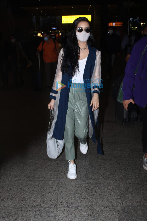 photos janhvi kapoor shraddha kapoor and varun dhawan snapped at the airport 6