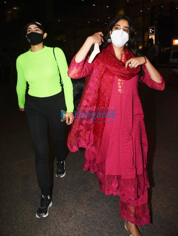 photos janhvi kapoor and sara ali khan snapped at the airport 4