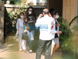 Photos: Karisma Kapoor spotted at Kareena Kapoor Khan’s house in Bandra