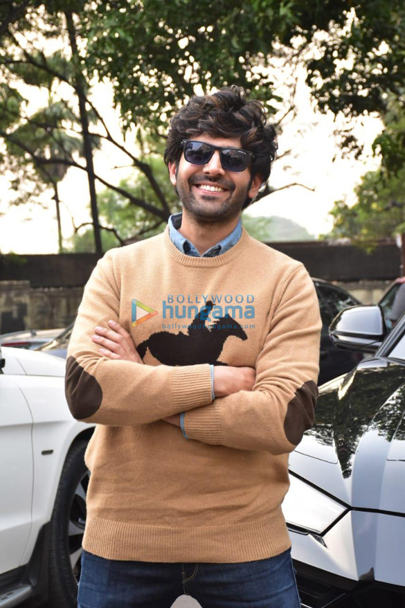 Photos: Kartik Aaryan and Mrunal Thakur snapped promoting their film Dhamaka Photos: Kartik Aaryan and Mrunal Thakur snapped promoting their film Dhamaka