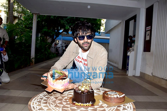 photos kartik aaryan cuts his birthday cake with the media and his fans 2