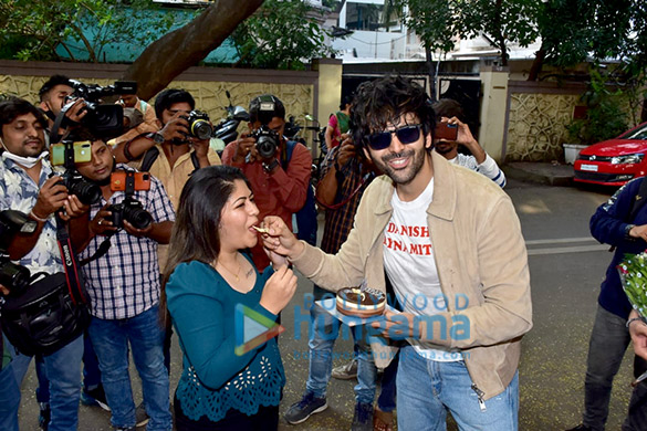 photos kartik aaryan cuts his birthday cake with the media and his fans 3