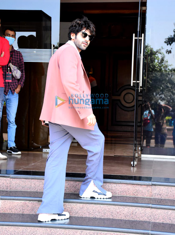 photos kartik aryan spotted at bandra 4