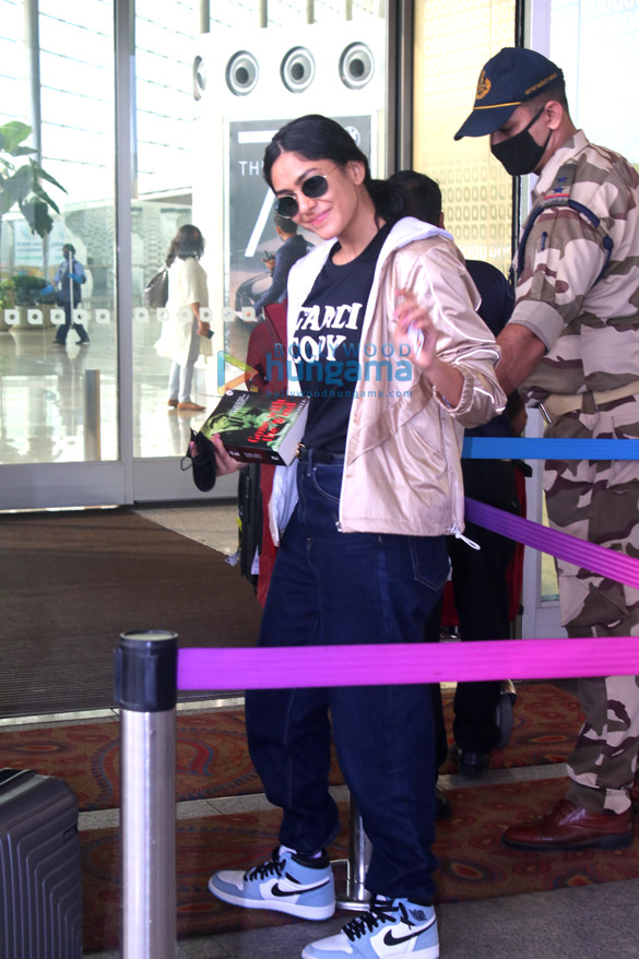 photos kriti sanon mrunal thakur ahan shetty and adnan sami snapped at the airport 2