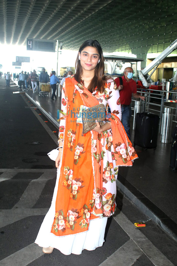 photos kriti sanon mrunal thakur ahan shetty and adnan sami snapped at the airport1 2