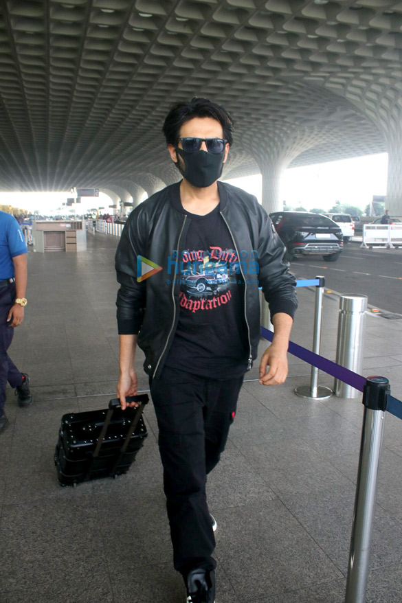 photos kriti sanon mrunal thakur ahan shetty and adnan sami snapped at the airport1 3