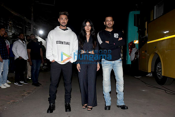 photos salman khan aayush sharma mahima makwana and others snapped on the sets of the kapil sharma show 1