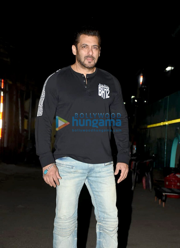 photos salman khan aayush sharma mahima makwana and others snapped on the sets of the kapil sharma show 9