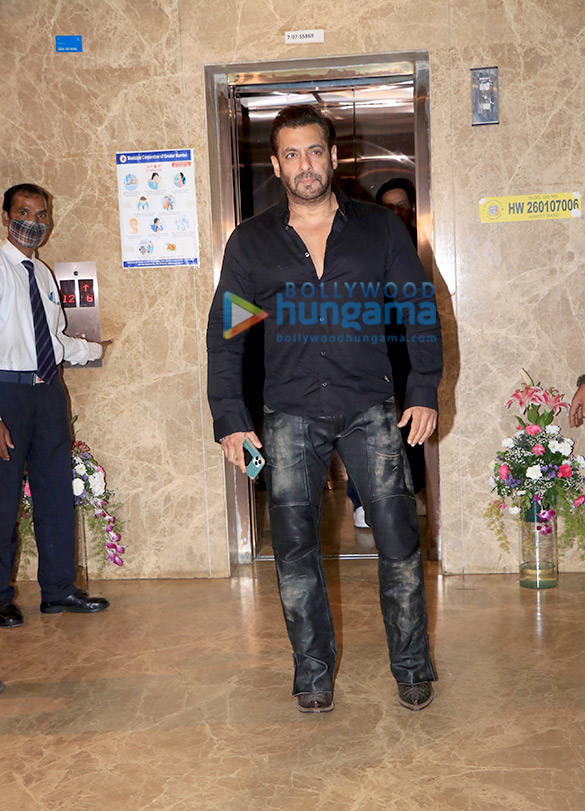 Photos: Salman Khan, Iulia Vantur and others snapped at Ramesh Taurani’s House for Diwali Party
