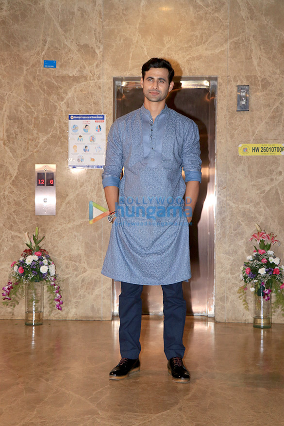 photos salman khan iulia vantur and others snapped at ramesh tauranis house for diwali party 13