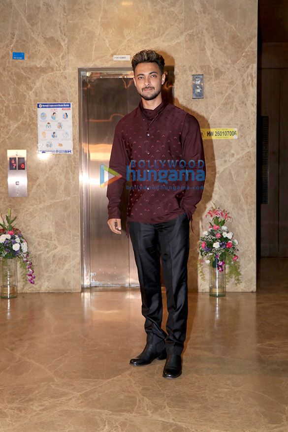 photos salman khan iulia vantur and others snapped at ramesh tauranis house for diwali party 4