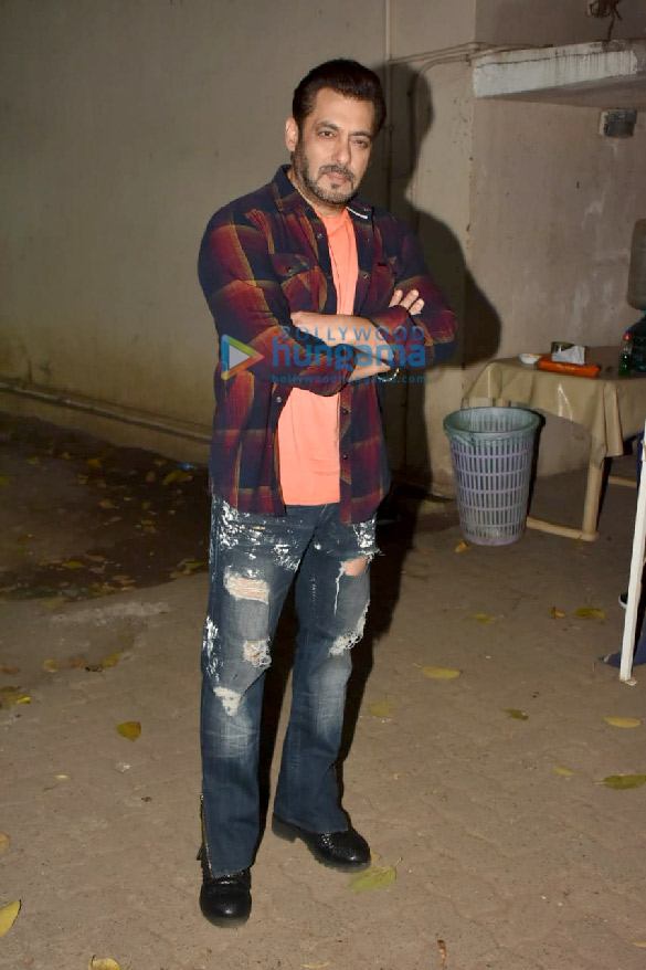 photos salman khan snapped during antim the final truth promotions at mehboob studio in bandra 3
