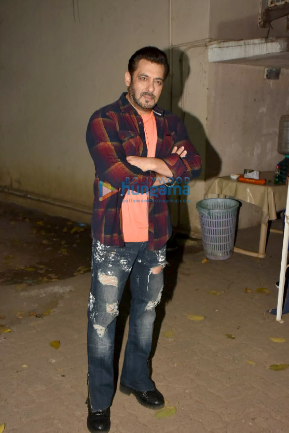photos salman khan snapped during antim the final truth promotions at mehboob studio in bandra 6