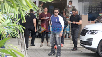 Photos: Salman Khan spotted at Kalina airport