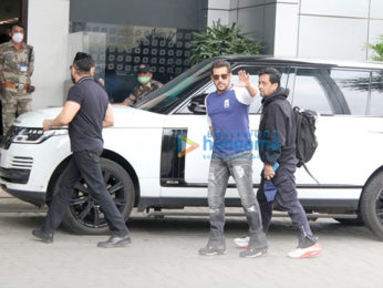 Photos: Salman Khan spotted at Kalina airport