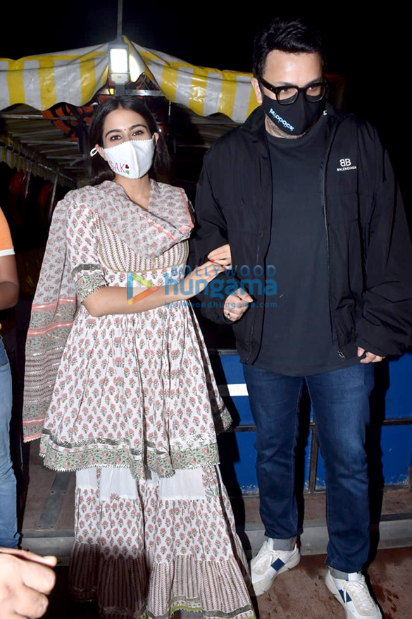 photos sara ali khan and dinesh vijan snapped at versova jetty 3