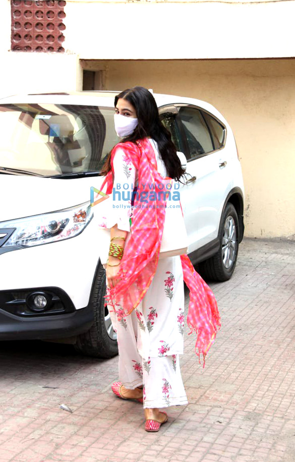 photos sara ali khan and tanishaa mukerji spotted at plites 1
