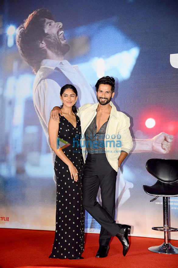 photos shahid kapoor mrunal thakur and others snapped at the trailer launch of jersey 000 3