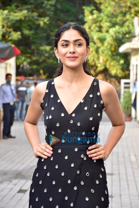 photos shahid kapoor mrunal thakur and others snapped at the trailer launch of jersey 3