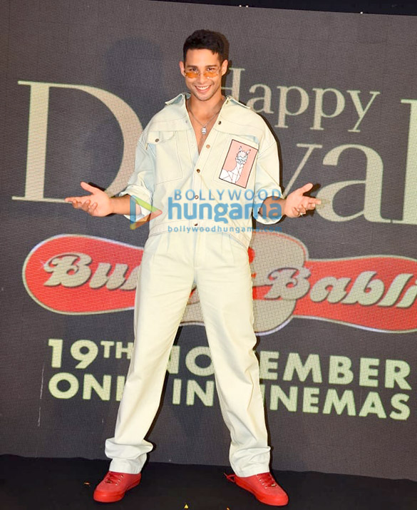 photos siddhant chaturvedi and sharvari wagh grace the song launch of luv ju from bunty aur babli 2 3