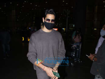 Photos: Sidharth Malhotra, Ekta Kapoor and Jeetendra snapped at the airport Photos: Sidharth Malhotra, Ekta Kapoor and Jeetendra snapped at the airport