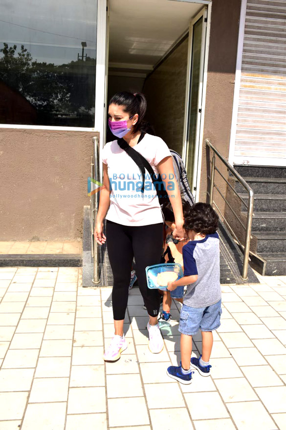 photos sunny leone snapped in andheri with her kids 3