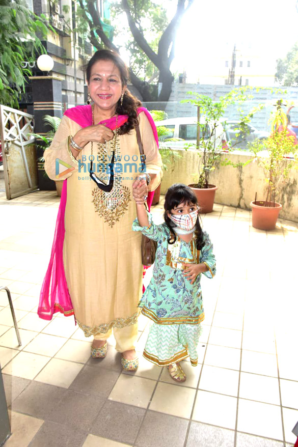photos varun dhawan and his family snapped at david dhawans office for lakshmi puja 4