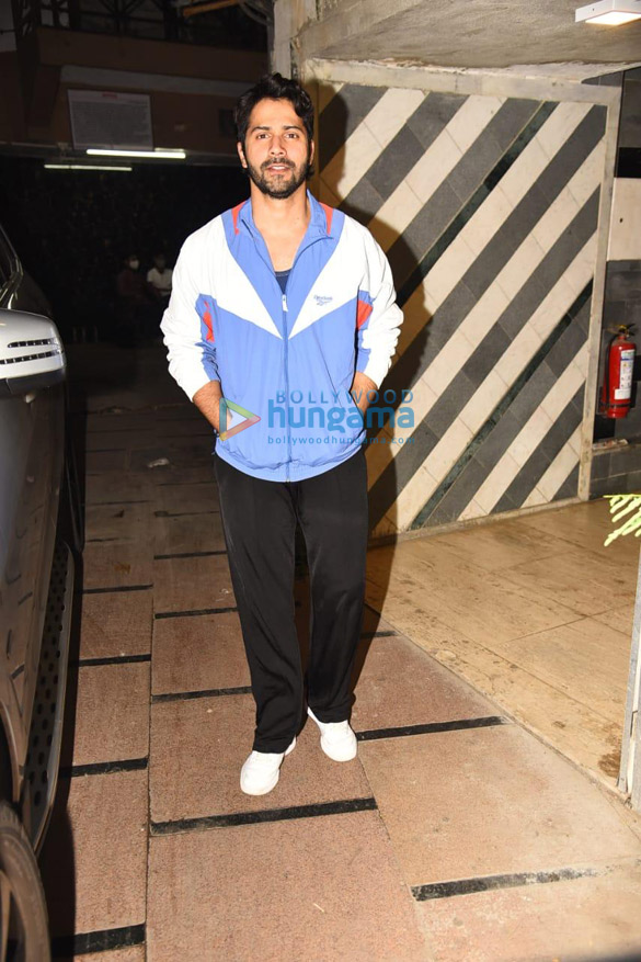 Photos: Varun Dhawan snapped at the gym in Juhu Photos: Varun Dhawan snapped at the gym in Juhu