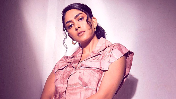 Mrunal on slapping Shahid in Jersey: “Shahid said- just think of your ex-boyfriend”| Rapid Fire Mrunal on slapping Shahid in Jersey: “Shahid said- just think of your ex-boyfriend”| Rapid Fire