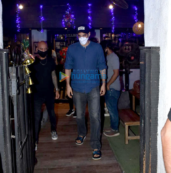 Photos: Aditya Roy Kapur snapped at Hakim’s Aalim salon Photos: Aditya Roy Kapur snapped at Hakim’s Aalim salon