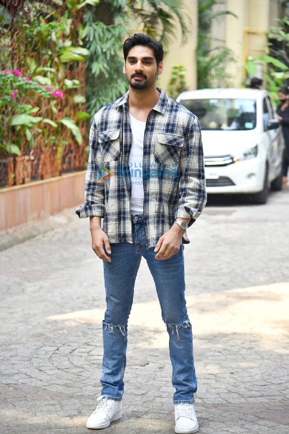 photos ahan shetty tara sutaria and milan luthria snapped at prime beach apartments juhu to celebrate tadap success 1