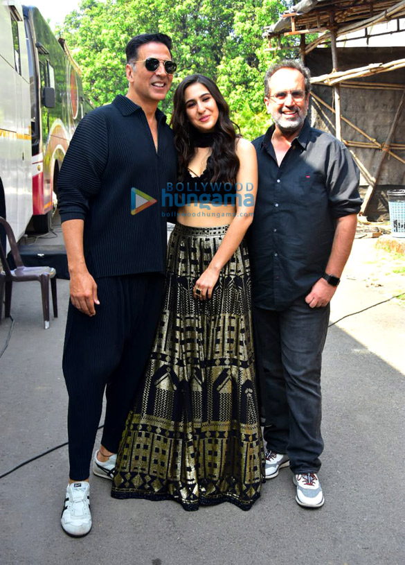 Photos: Akshay Kumar, Sara Ali Khan, and Aanand. L. Rai snapped promoting Atrangi Re on the sets of The Kapil Sharma Show