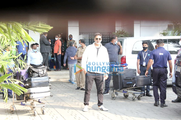 photos akshay kumar sara ali khan and aanand l rai spotted at kalina airport 3