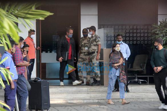 photos akshay kumar sara ali khan and aanand l rai spotted at kalina airport 4